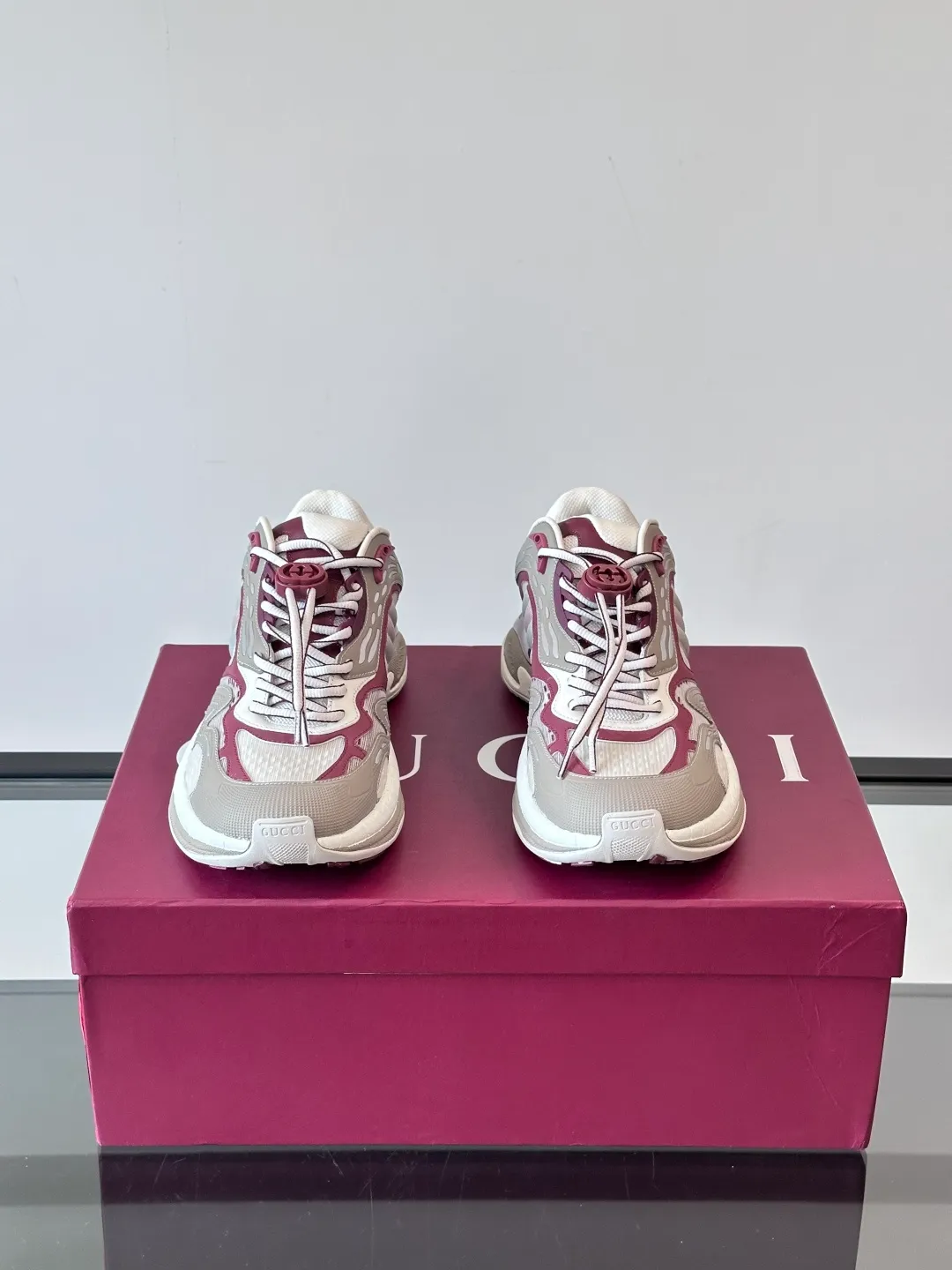 [G Home] Top P: 1020💰 Men’s size will be released first Size: 39-45 (45 customized) Gucci Gucci, couple model, women’s model will be released later, new 2.0 futuristic sports shoes‼ ️A pair of subversive sneakers is here. Gucci 2.0, a full series of 4 colors with key investment, smart silhouette: slightly curved forefoot design, you can clearly feel the propulsion when commuting and trotting, and it can enhance the sense of line extension when paired with wide-leg pants or cycling pants. EVA thick soles not only have a comfortable height-increasing effect, but also reduce weight (it actually lasts 3 hours of shopping without tiring your feet!) Highlight moments for lazy people: 2. Just choose it for airport wear! You can take them off in seconds after passing the security check (you can put them on as soon as you lift the heel strap), because the shoes come with a sliding buckle, so no need! ! Tie your shoes. Really achieve the sense of relaxation that goes with you.